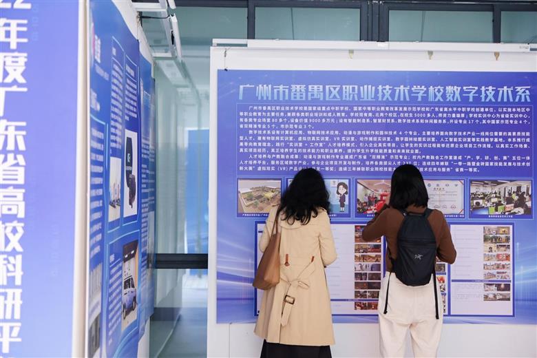 代表們參觀聯(lián)合體產(chǎn)教融合成果展覽
